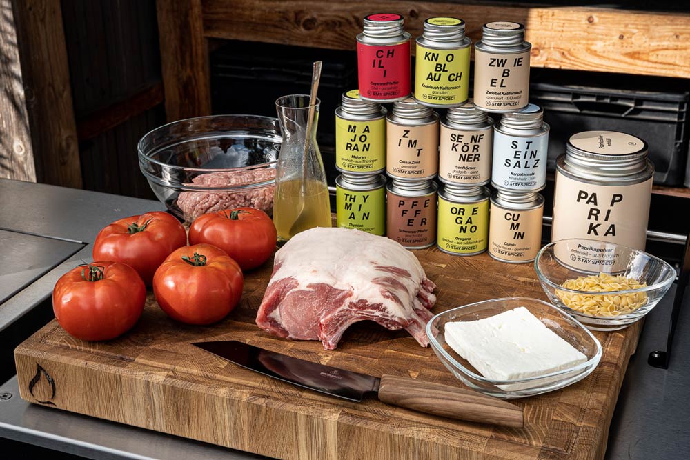 Gefüllte Tomaten und Iberico Koteletts im Greek Style